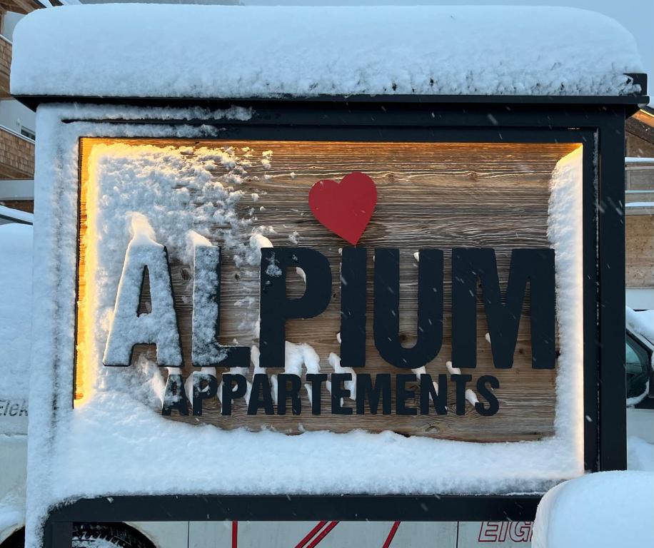 弗拉绍ALPIUM - Luxusappartements的雪中红心的标志