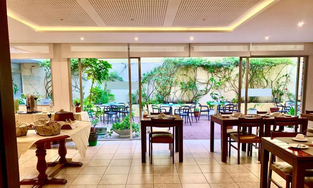 埃斯特角城阿尔罕布拉酒店的餐厅内带桌椅的用餐室