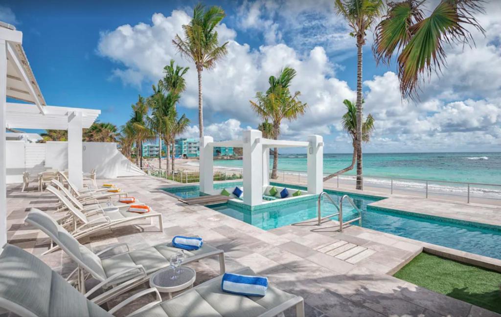 圣马丁岛The Luxury Villa的一个带游泳池和海滩的度假胜地