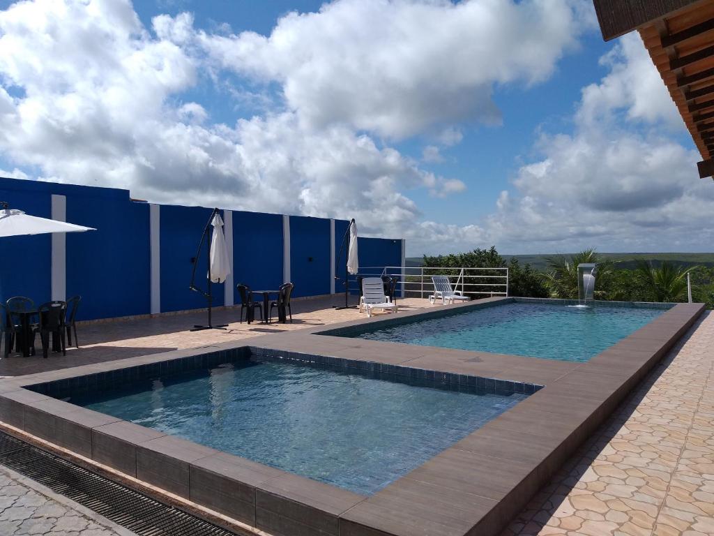 皮拉尼亚斯meu xodo的蓝色建筑旁边的大型游泳池