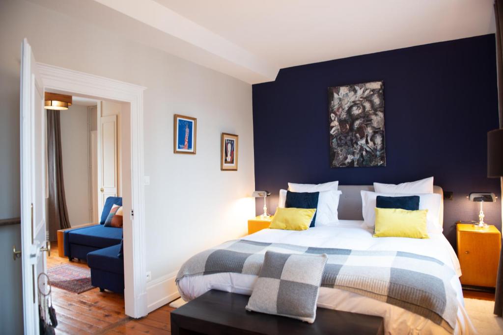 莱桑德利La Maison Carpe Diem的一间卧室设有一张床和蓝色的墙壁