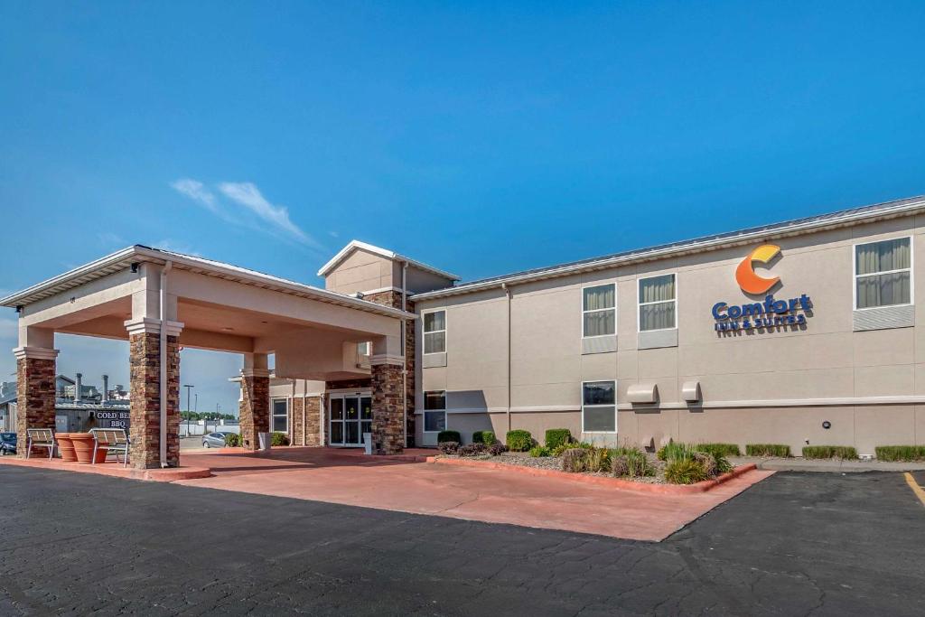 章克申城Comfort Inn & Suites Junction City - near Fort Riley的停车场酒店 ⁇ 染