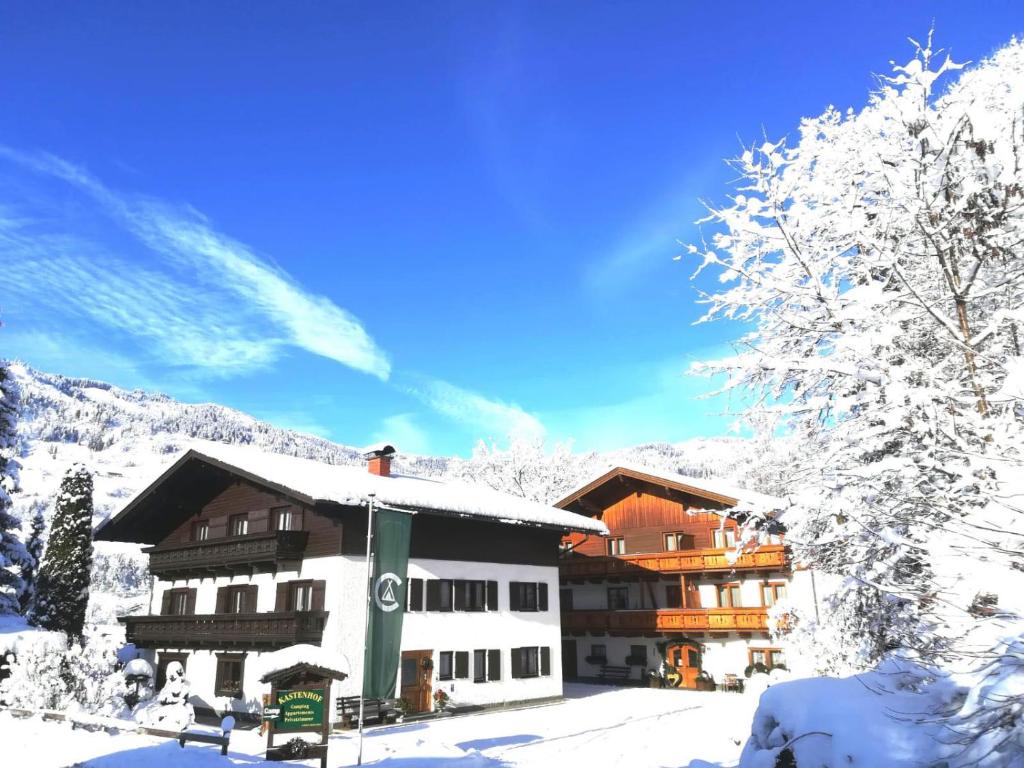 蓬高圣约翰卡斯滕霍夫旅馆的雪地中的滑雪小屋,有雪覆盖的树木