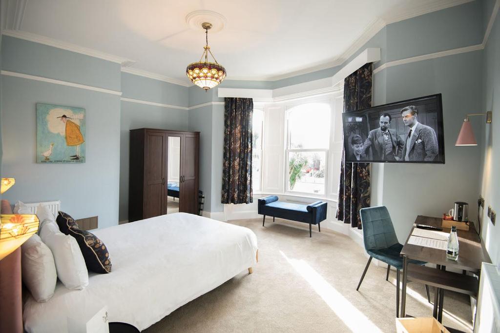 南安普敦伊丽莎白别墅酒店的卧室配有一张白色大床和一张书桌