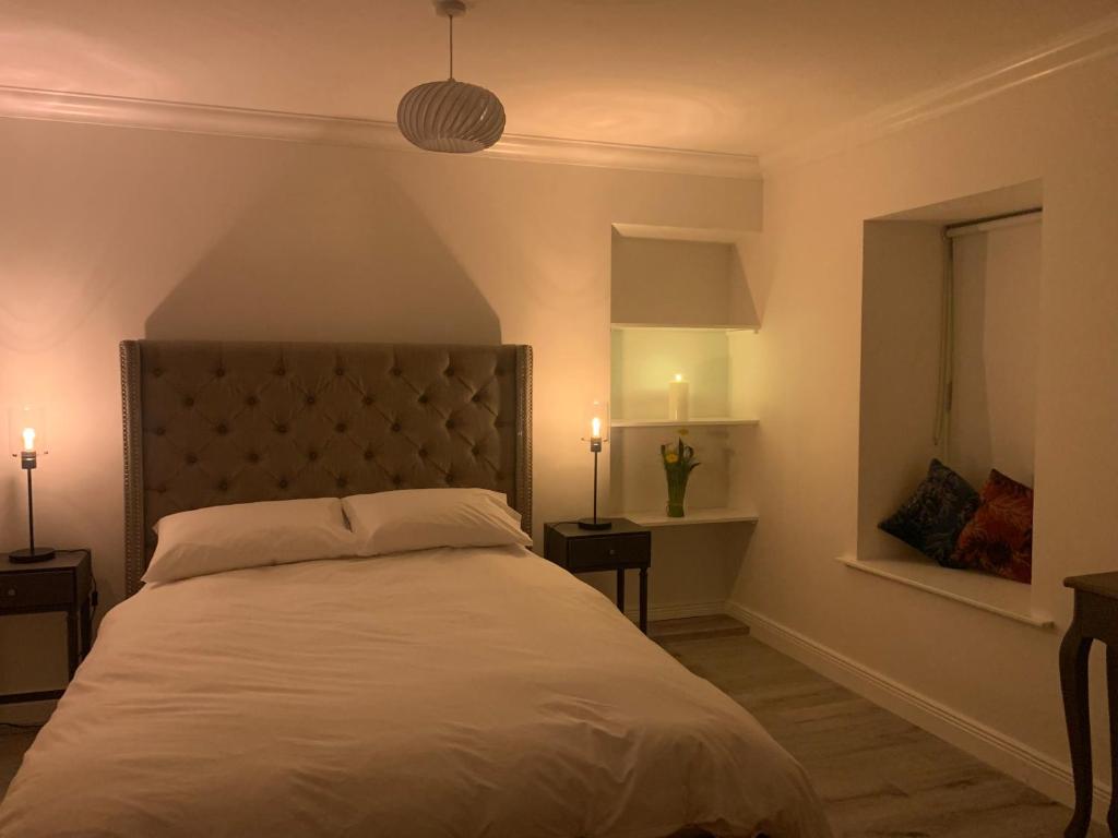 韦斯特波特Alta House的一间卧室配有一张带2个床头柜的大型白色床