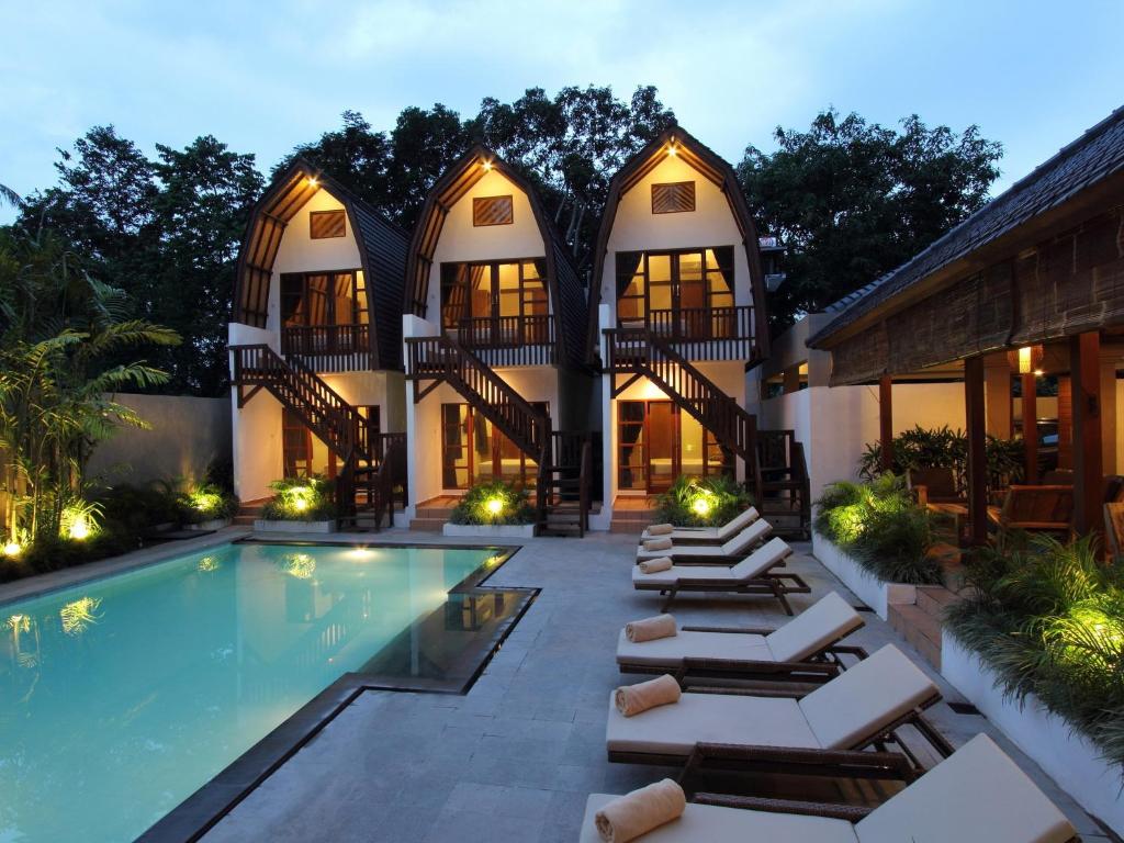 坎古苍古莫杰度假旅馆的一座带游泳池的房子的图象