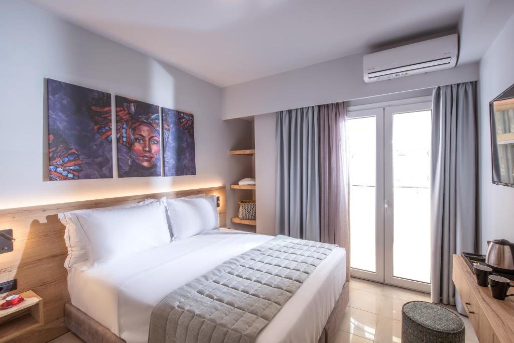 阿默达拉-伊拉克利翁Nuovo Crete By Sea的酒店客房设有床和窗户。