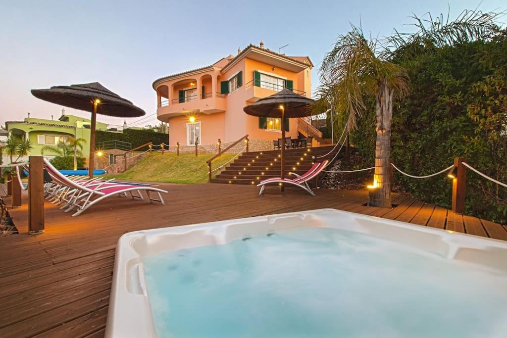 西尔韦斯Villa Arade Riverside - Jacuzzi and Heated Pool by SIDE VILLAS的房屋前甲板上的热水浴池