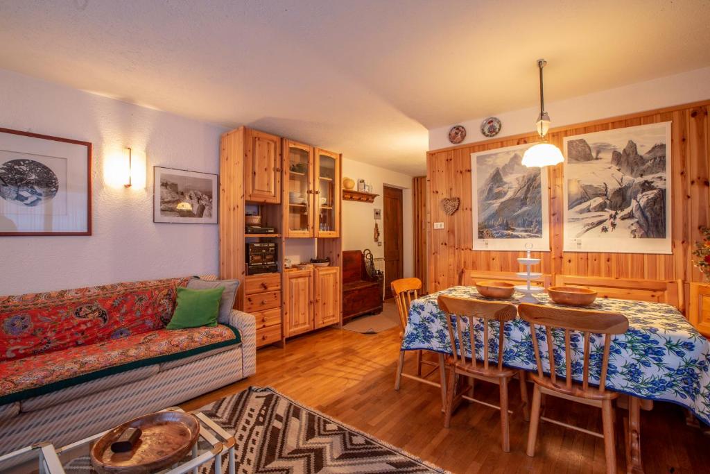 库马约尔ALTIDO Family Apt for 6, near Ski Lifts, in Courmayeur的客厅配有沙发和桌子