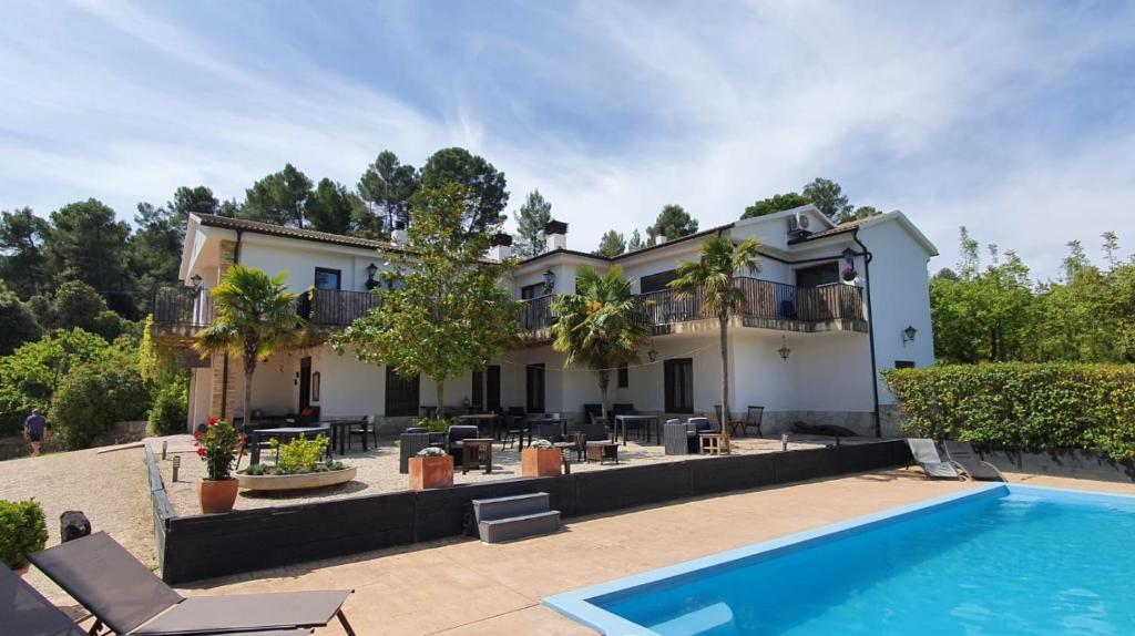 阿尔科伊邦埃尔斯之家旅馆的享有带游泳池的房屋外部景致
