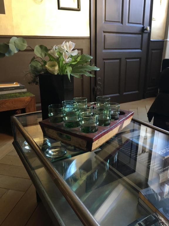 蓬塔利耶科特迪瓦庄园旅馆的一组玻璃瓶坐在玻璃桌旁