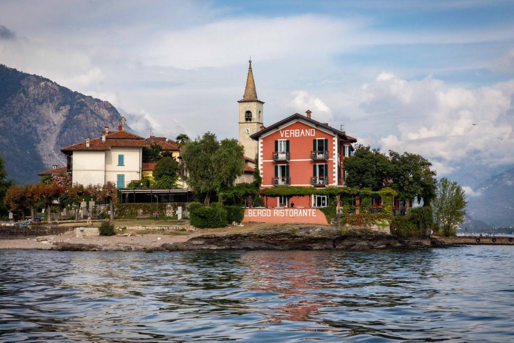 斯特雷萨Albergo Ristorante Il Verbano的水中一座带教堂的岛上建筑