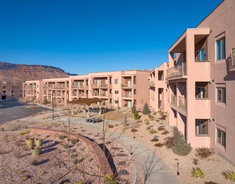 摩押The Moab Resort, WorldMark Associate的享有带庭院的公寓大楼的景色