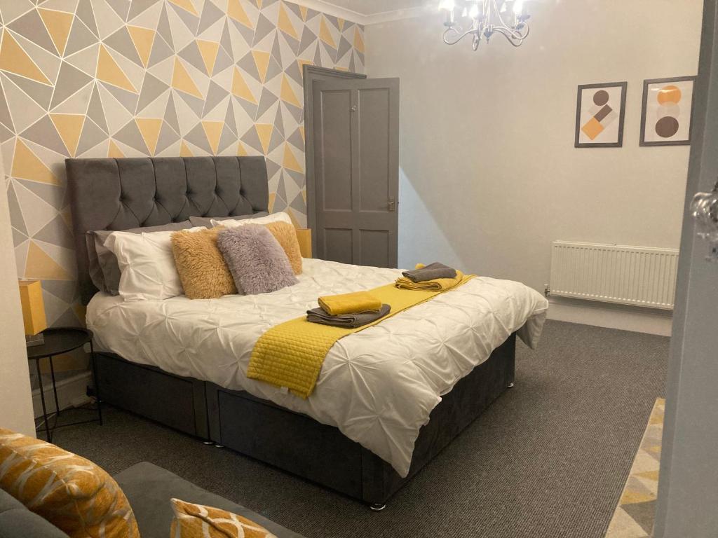 普里茅斯Plymouth Hoe Hideaway的一间卧室配有一张黄色毯子床