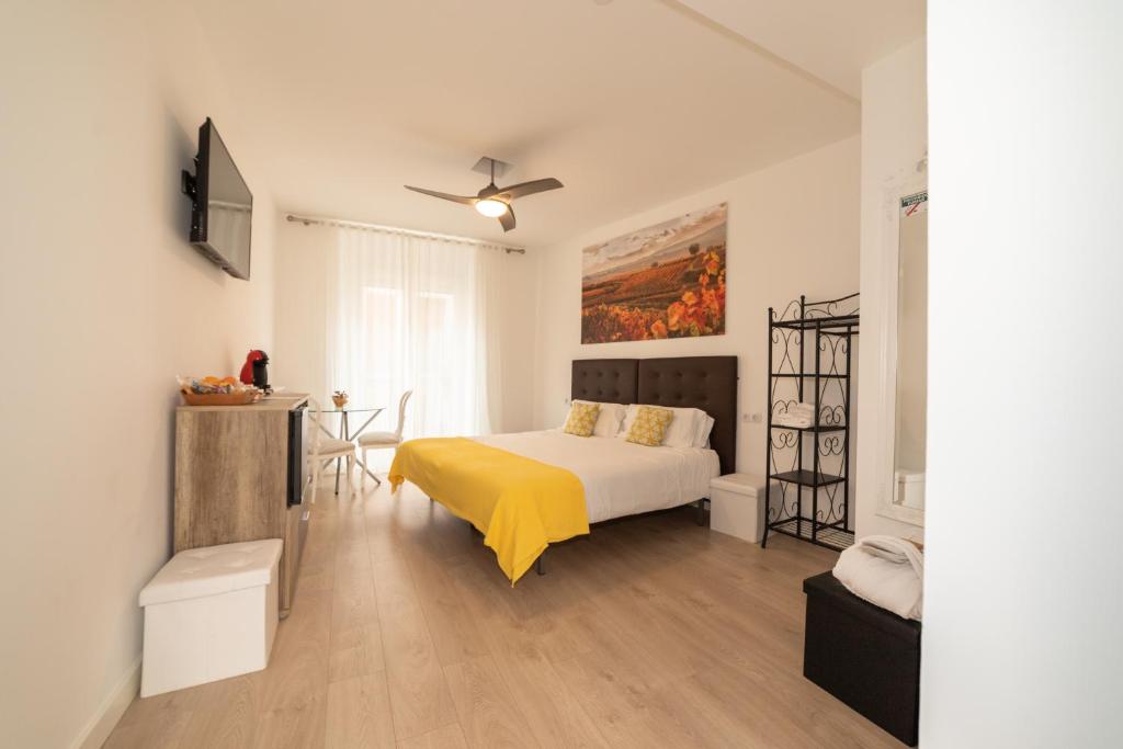 洛格罗尼奥Hostal Puente de Hierro的一间卧室配有一张黄色毯子床