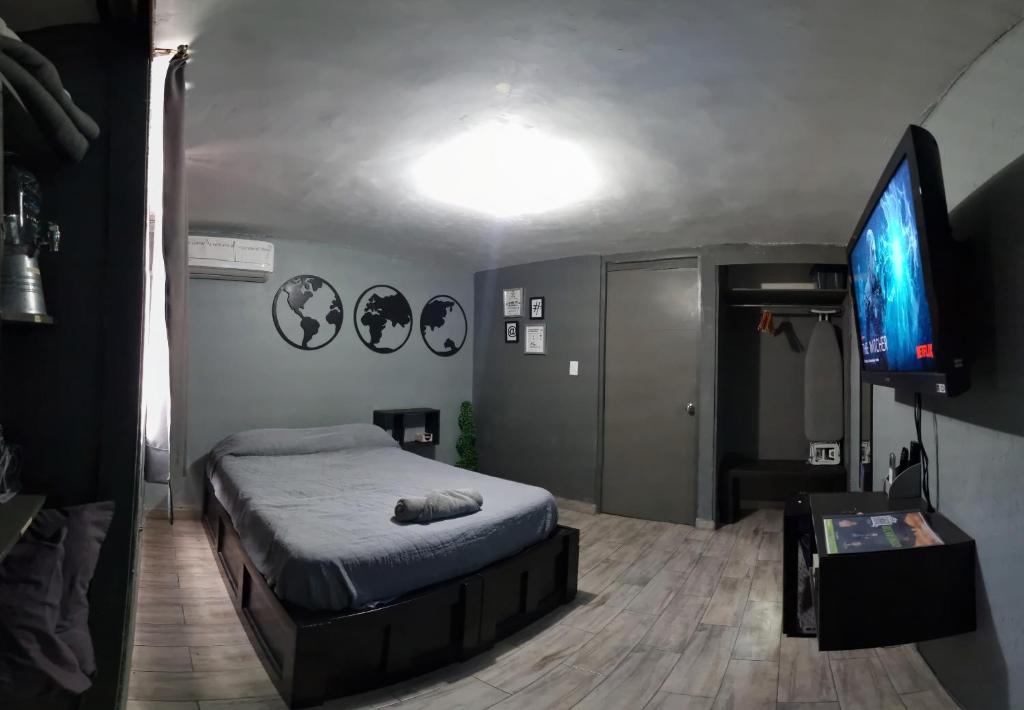 蒙特雷Agua Azul by Airhome的一间卧室配有一张床和一台平面电视