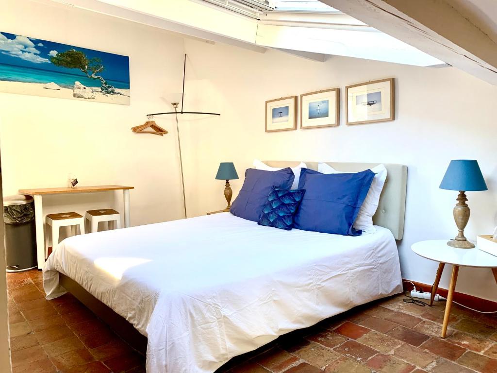 穆斯捷-圣玛丽Le 1835, Studio Bleu-Coton的卧室配有带蓝色枕头的大型白色床