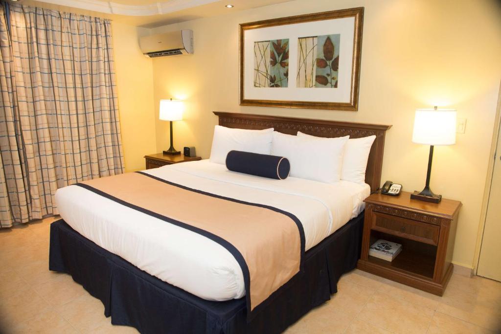 巴拿马城巴拿马城江山旅馆的一张大床,位于酒店带两盏灯的房间