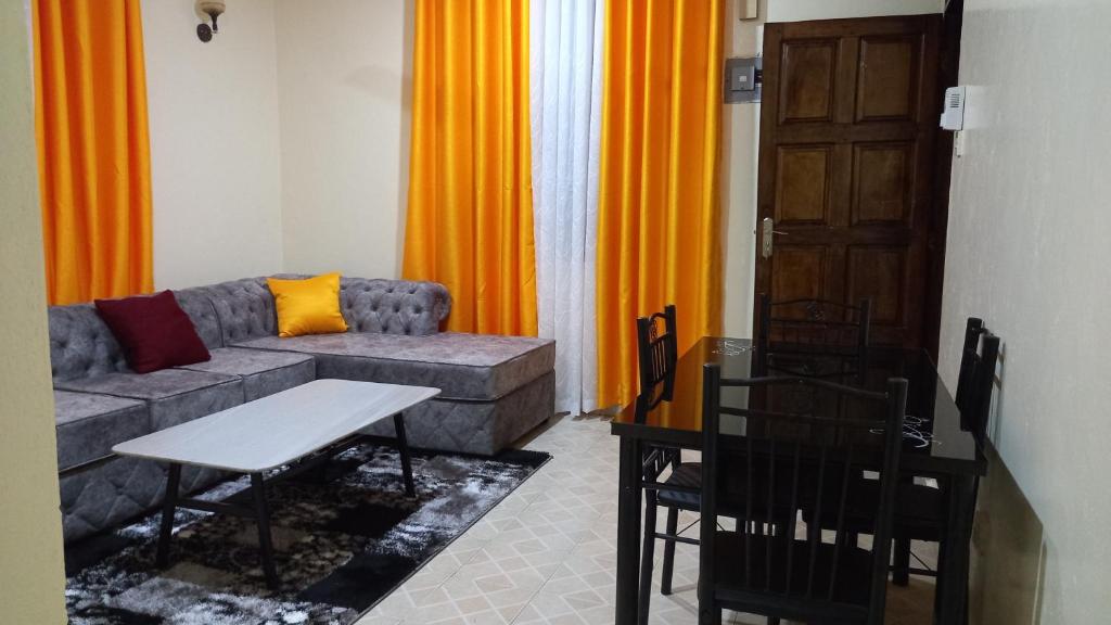蒙巴萨Joly Apartments, Nyali Mombasa的客厅配有沙发和桌子