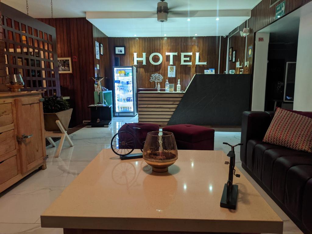 曼塔Hostal Manakin的酒店大堂在客房内设有咖啡桌
