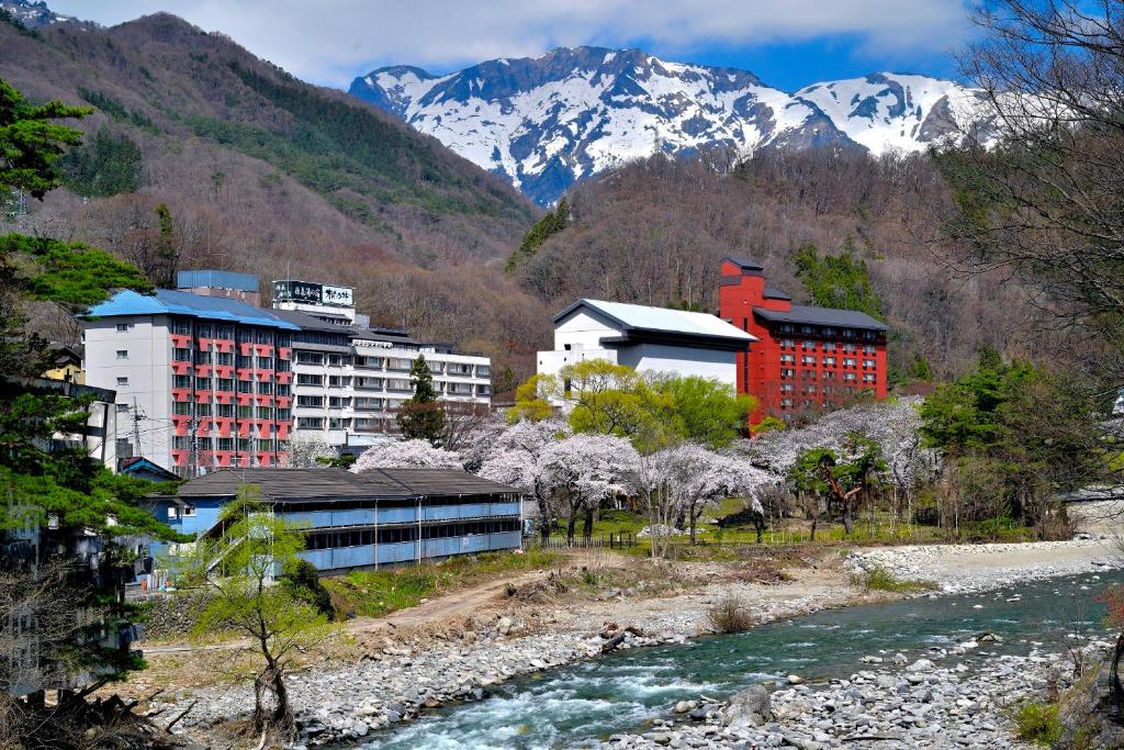 水上町Matsunoi的一群靠近河流和山脉的建筑