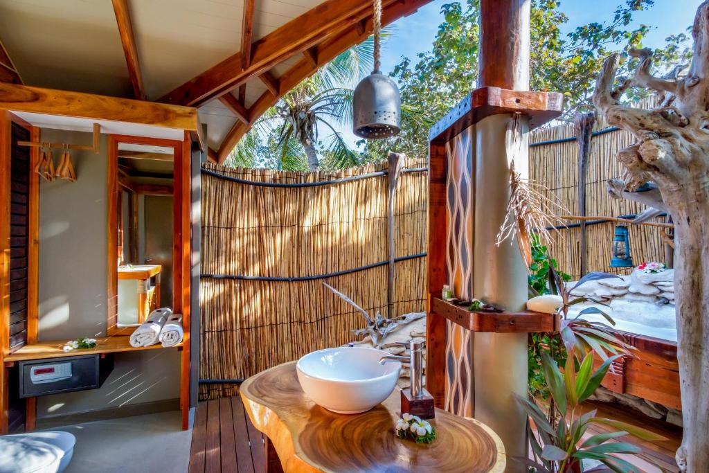 Barefoot Kuata Island Resort的一间浴室