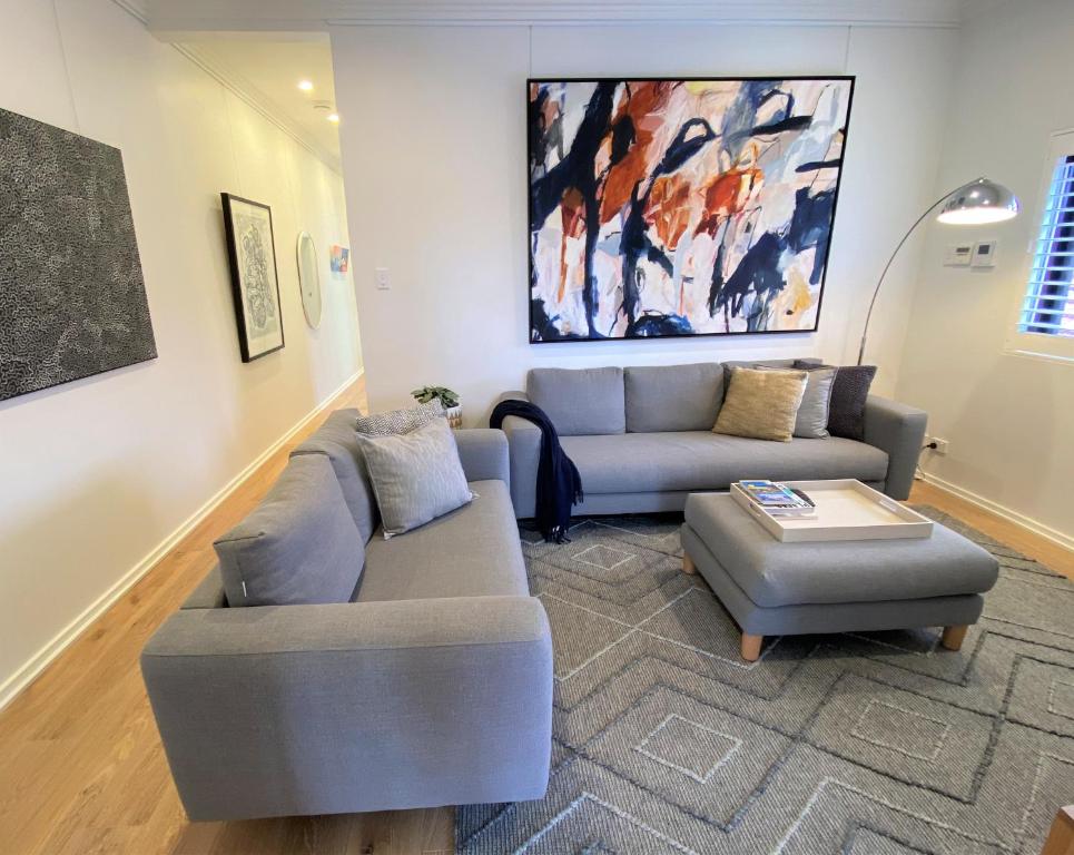 悉尼The Mitchell Bondi Sun Terrace 2的客厅配有两张沙发和一张桌子