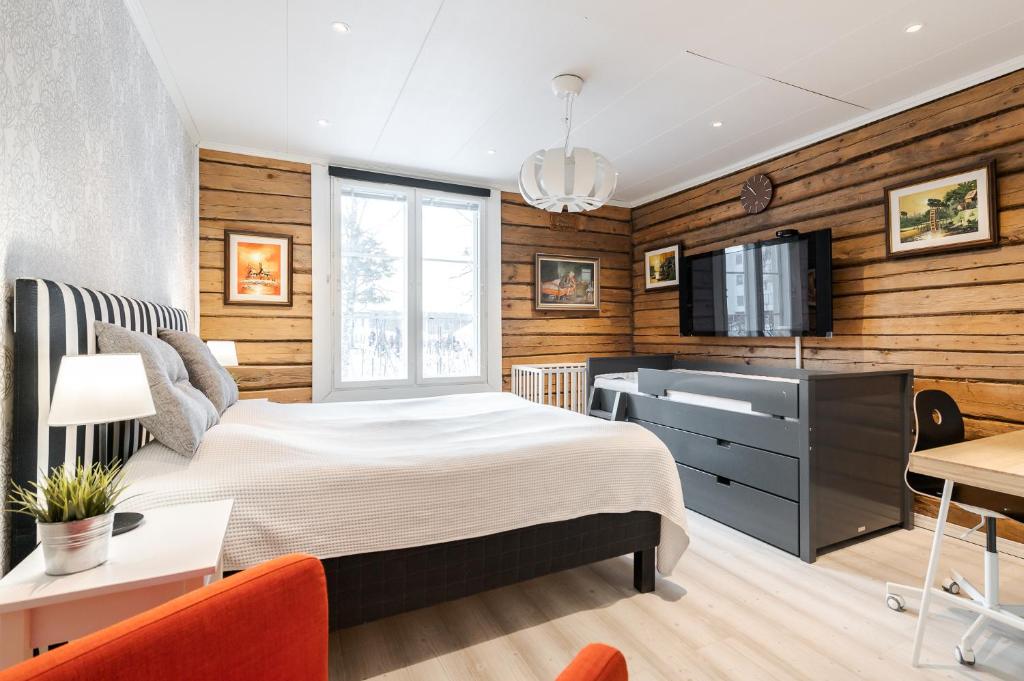 坦佩雷Villa Härmälä的一间卧室配有一张床、一个水槽和一台电视
