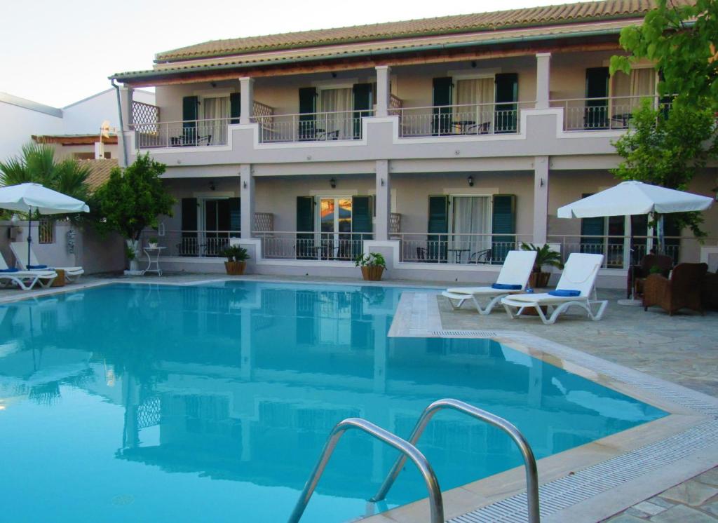 卡沃斯托尼的旅馆的酒店前的游泳池