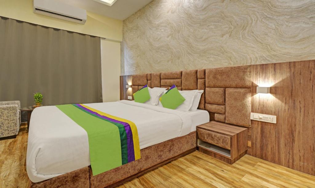 乌代浦Tripli Hotels Le Shelton的一间卧室,卧室内配有一张大床
