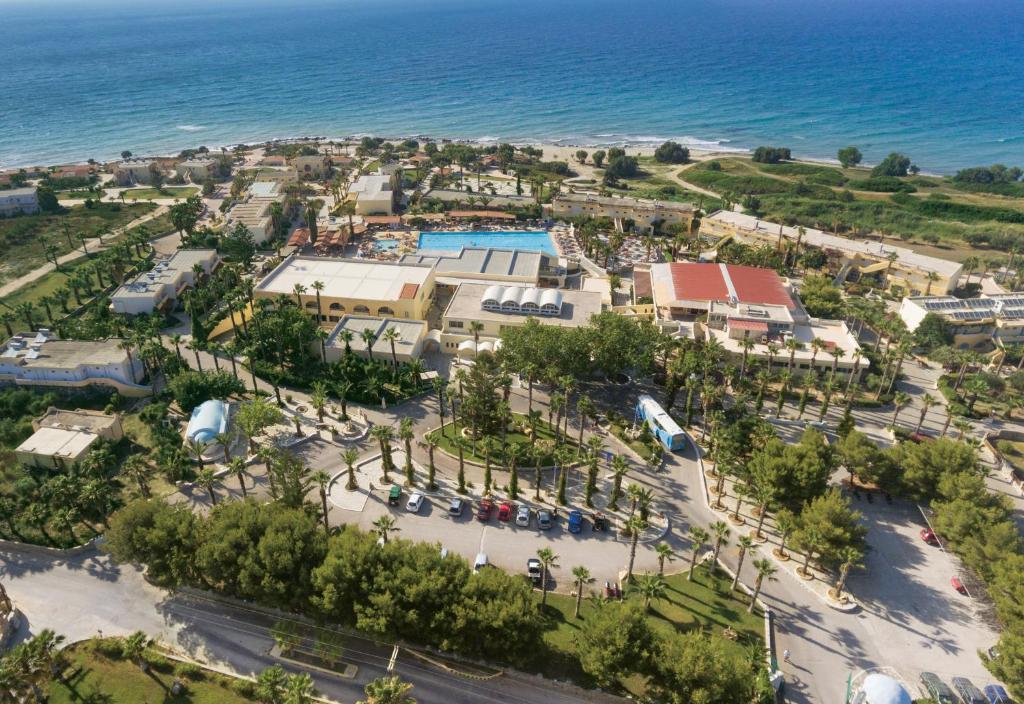 马斯蒂查里Eurovillage Achilleas Hotel的享有度假村和海洋的空中景致