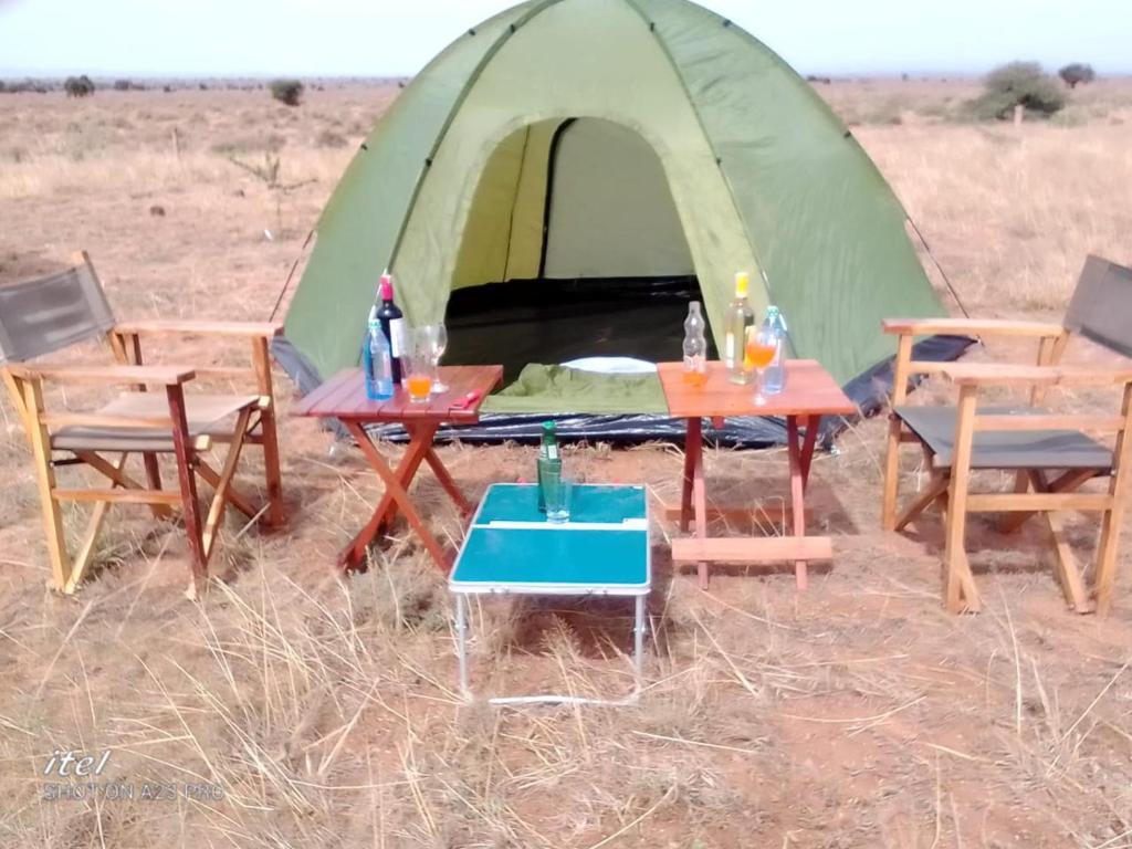 安博塞利Amanya Double Pitch Tent with Mt Kilimanjaro View的帐篷前设有桌椅