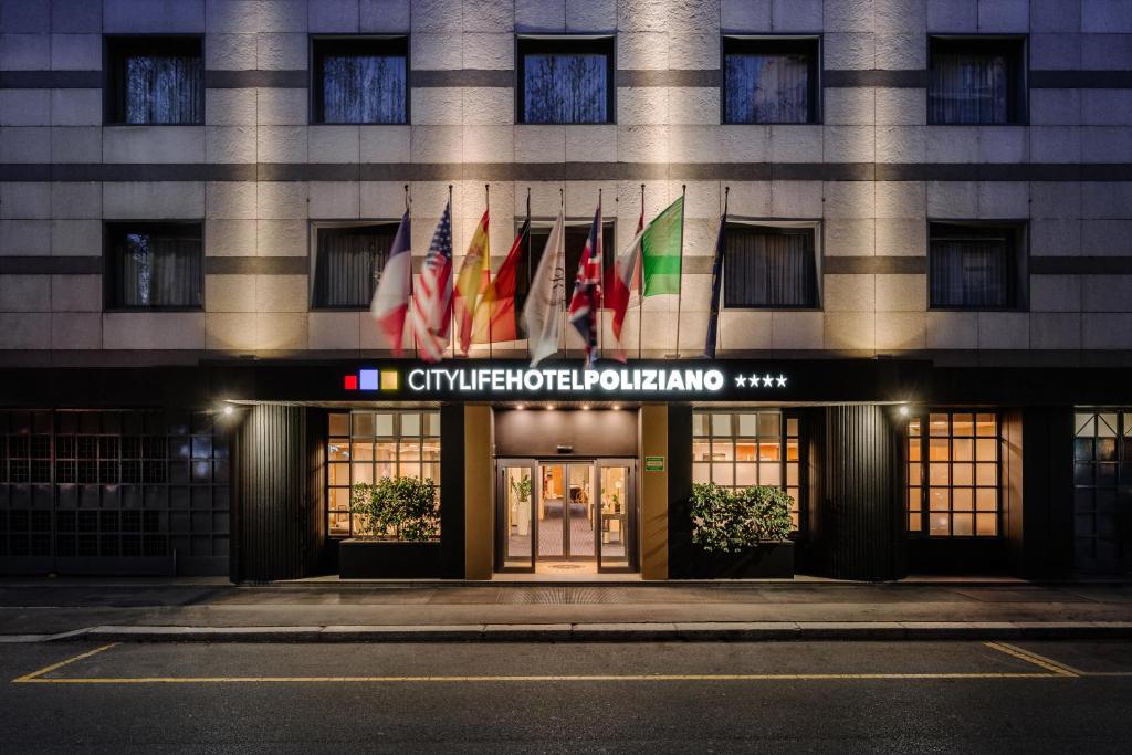 米兰City Life Hotel Poliziano, by R Collection Hotels的前面有旗帜的建筑