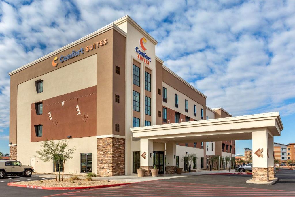 斯科茨Comfort Suites Scottsdale Talking Stick Entertainment District的建筑前方有标志的酒店