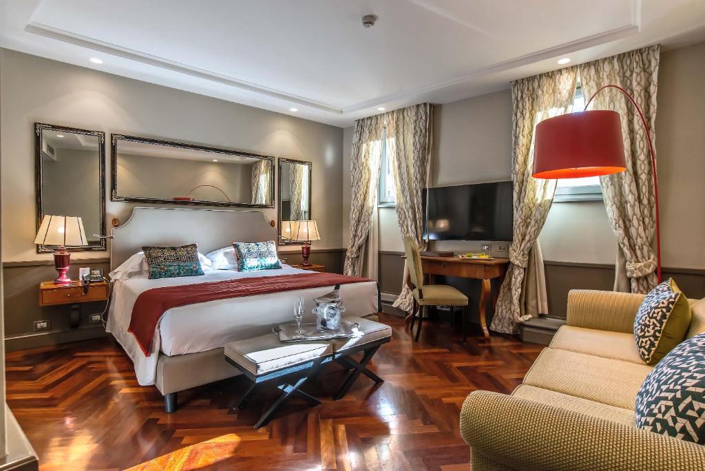 罗马卢奈塔酒店的配有一张床和一张书桌的酒店客房