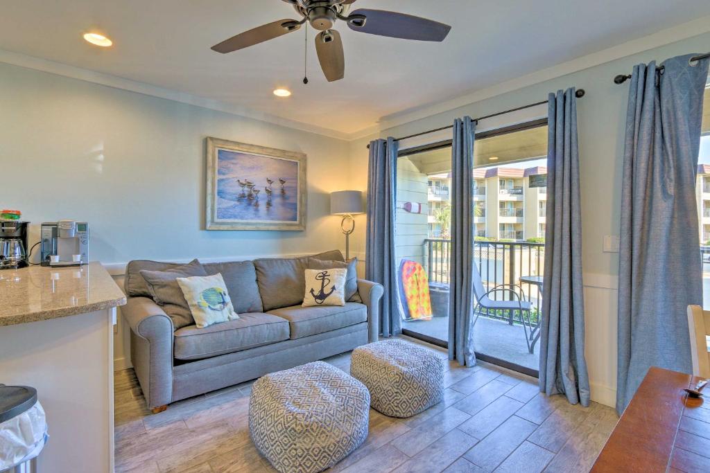 希尔顿黑德岛Bright Beach Condo on 50-Acre Hilton Head Resort!的带沙发的客厅和阳台