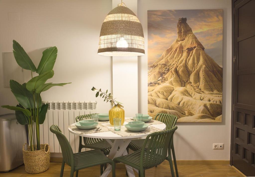 图德拉Apartamento Palacio Descalzos的餐桌、椅子和墙上的绘画