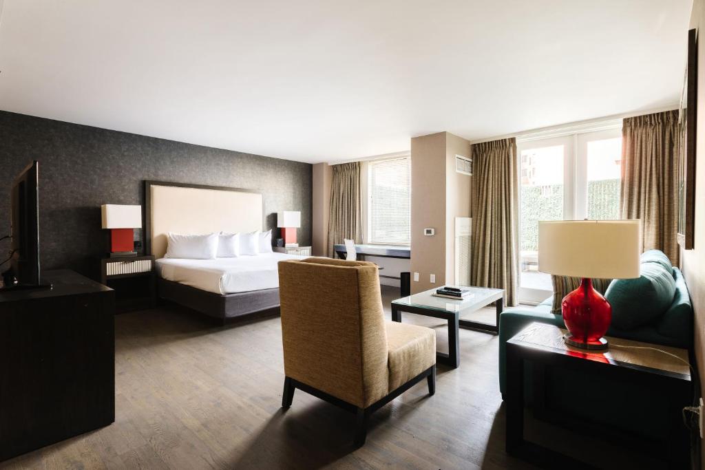 华盛顿2500 Penn, a Placemakr Experience的大型酒店客房,配有床和椅子
