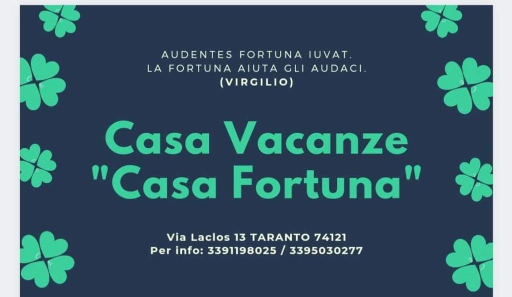 塔兰托CASA VACANZE : CASA FORTUNA的蓝色背景上带有四叶夹的标志
