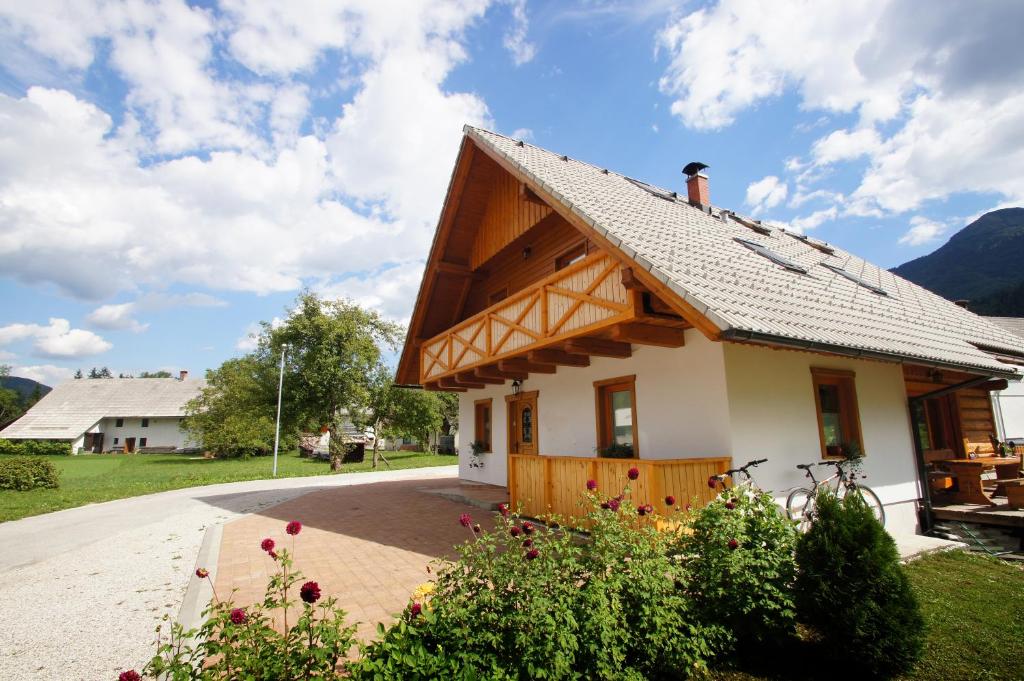 博希尼Chalet Pr Dobravc的一座带木屋顶的小房子