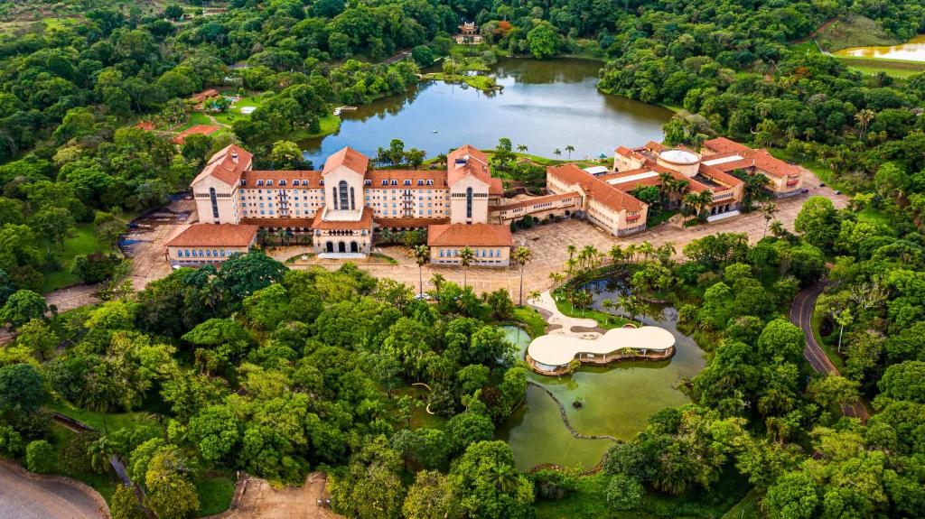 阿拉沙Grande Hotel Termas de Araxá的湖景豪宅的空中景观