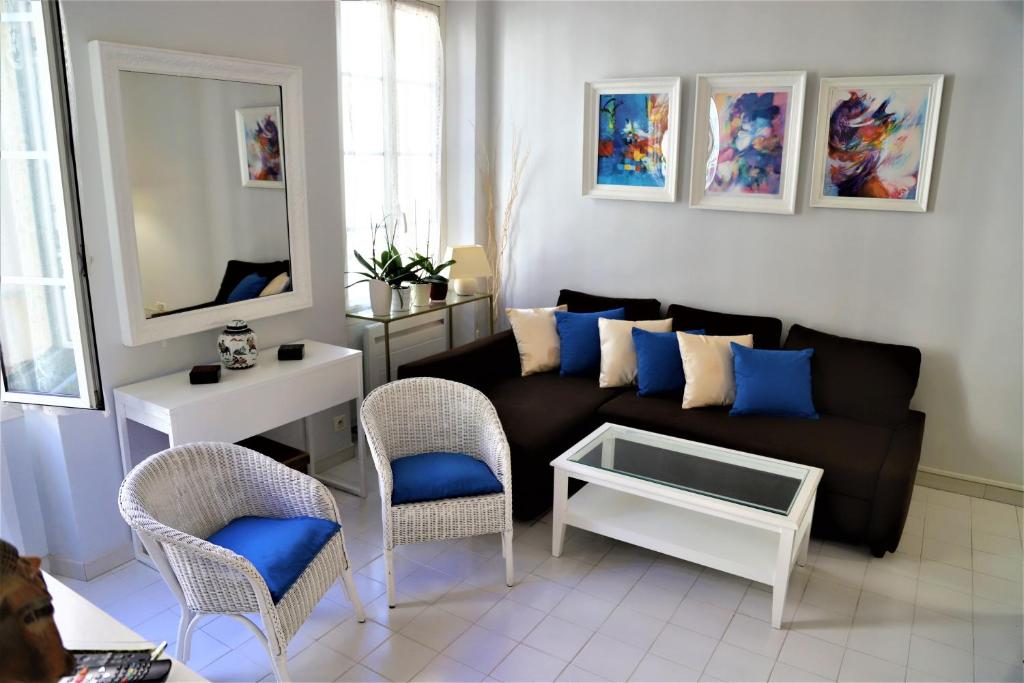 戛纳Hoche Cannes Centre "Palais - Croisette - Beach"的客厅配有沙发和两把椅子