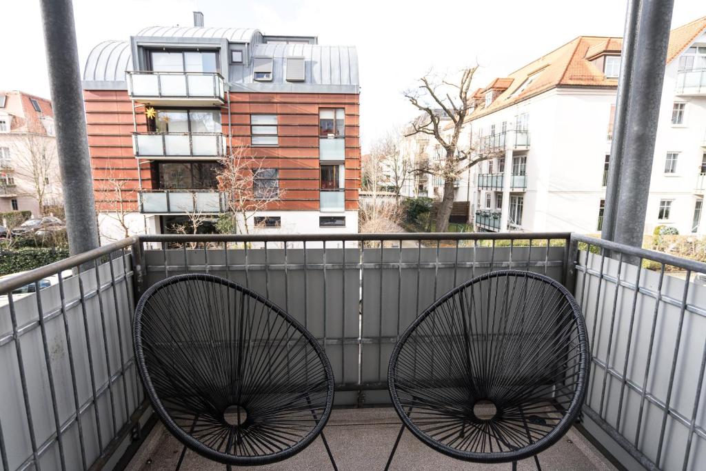 德累斯顿Stylisches Apartment im Herzen von Dresden + Parkplatz + Netflix + Self Check-in的阳台设有两个围栏上的自行车座椅。