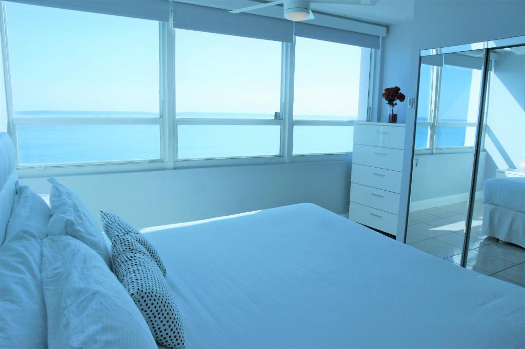 Oceanfront condo with ocean view beach, bar, free parking and gym!客房内的一张或多张床位