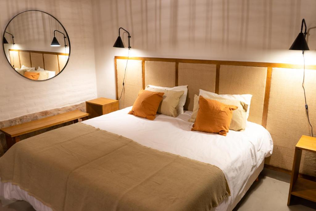 圣哈维尔Gardenia的一间卧室配有一张带橙色枕头的大床