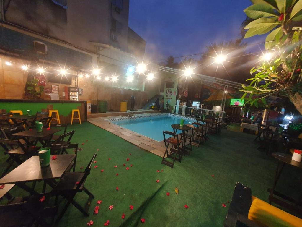 里约热内卢马拉卡旅馆的大楼内带桌椅的游泳池