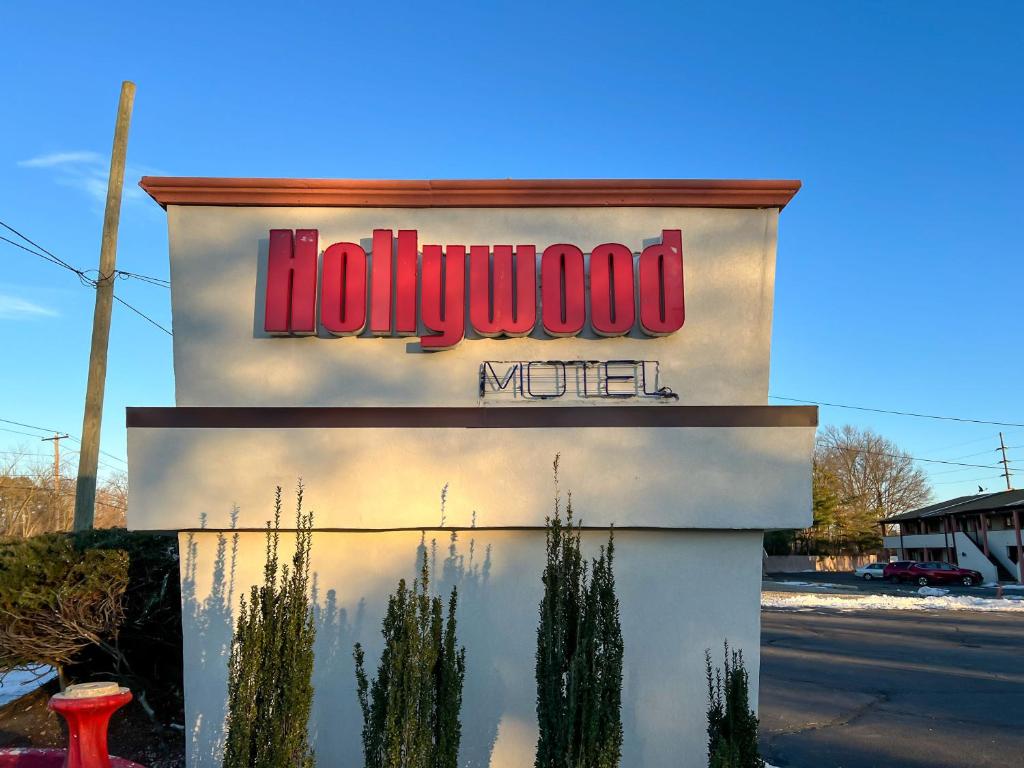 法明代尔Hollywood Motel的一条街道边的好莱坞式汽车旅馆标志