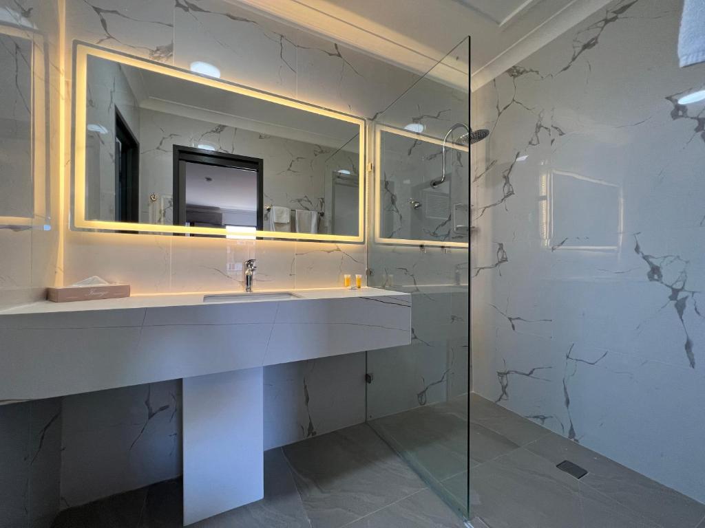 莫里旅游Spa酒店的一间带水槽和镜子的浴室