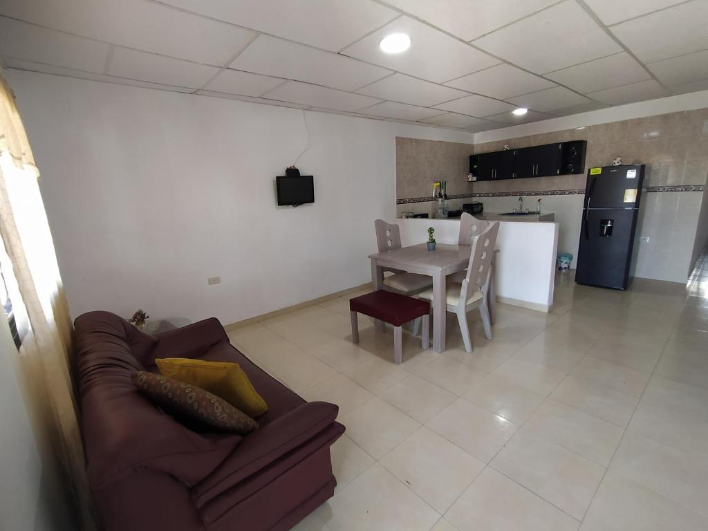 里奥阿查Apartamento #3 completo en excelente ubicación的带沙发和桌子的客厅以及厨房。