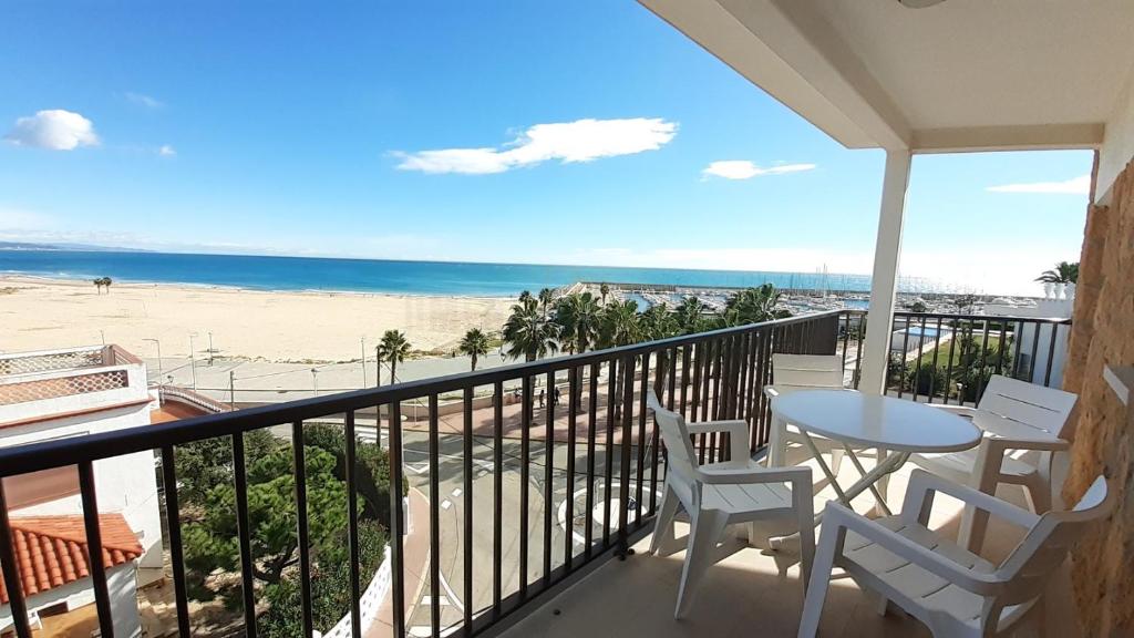 托里代巴拉Apartamentos Dins Mar Apto. 11的一个带桌椅和海滩的阳台